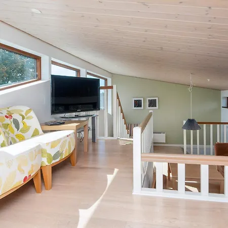 6 Person In Bjert-by Traum *